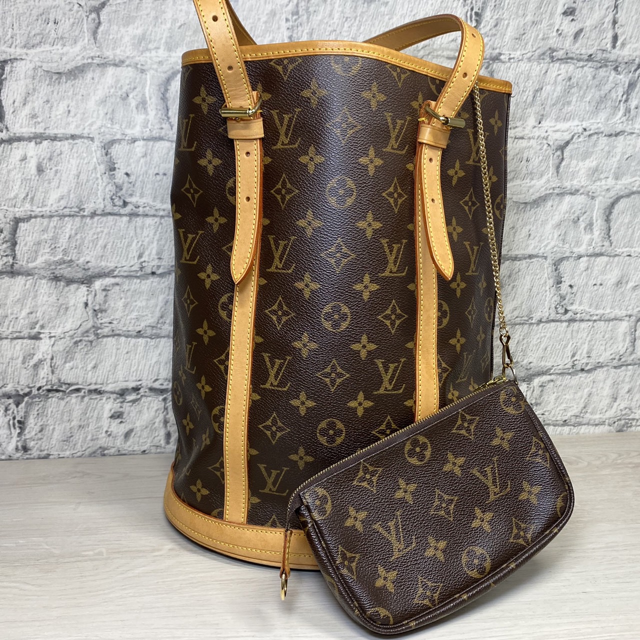 Louis Vuitton】 ルイ・ヴィトン モノグラム バケットGM M42236 トートバッグ ポーチ付き の買取価格をご紹介します！【 浜松市  中央区 布橋 のお客様よりお買取り】ルイ・ヴィトン ヴィトン トート バッグ 鞄 高価 買取 浜松 磐田 湖西 買取り - リサイクル＆買取専門の  ...