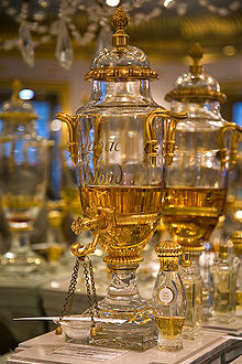 220px-Perfume_Urn_Caron_Paris_600x900px_by_Mattias_Kristiansson.jpg